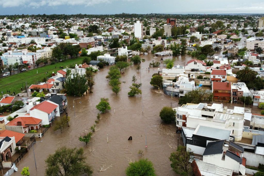 Sube a 16 el número de muertos por el temporal en Bahía Blanca