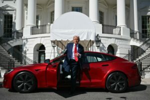 Presidente de EE.UU. dice que comprará un Tesla en apoyo a su asesor Musk