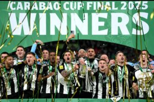 El Newcastle vence 2-1 al Liverpool y se corona campeón de la Carabao Cup