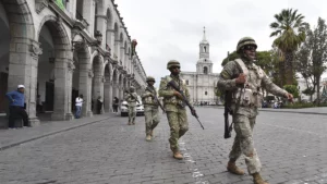 Perú declara estado de emergencia y despliegue de Fuerzas Armadas