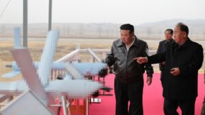 Kim Jong-un supervisa prueba de drones kamikaze con IA