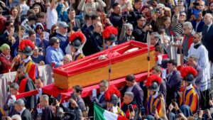 El féretro del papa Francisco llega a la Basílica de San Pedro