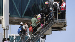 Venezuela recibe a 316 deportados desde EE. UU. vía México