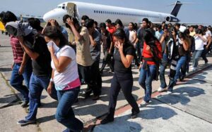 Gobierno de EE.UU. ofrece «ayuda» de 1.000 dólares a migrantes que se «autodeporten»