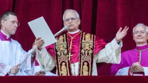 Primeras palabras del Papa León XVI: «El mundo necesita la luz de Dios, ayuden a construir puentes con el diálogo» 