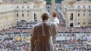 Papa León XIV presidió su primer rezo desde la plaza de San Pedro este domingo