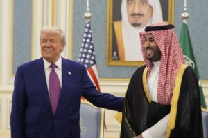 Trump recibe cálida bienvenida en Qatar tras reunión con líder sirio y exige a Irán frenar su programa nuclear