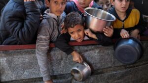 OMS alerta sobre muerte de 57 niños por hambre en Gaza y advierte crisis humanitaria sin precedentes