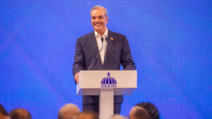 Presidente Abinader crea comisión para estudiar marco jurídico migratorio de RD