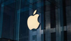 Gobierno de EE.UU. amenaza a Apple con un arancel del 25% si no fabrica los iPhones en el país