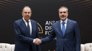 Canciller turco se reúne con Lavrov en Moscú
