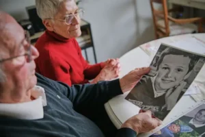 Condenan a 20 años de prisión a excirujano francés por violar y agredir sexualmente a 299 pacientes