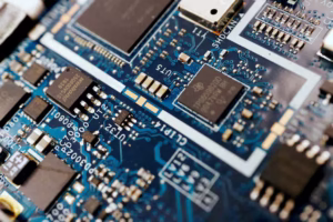 EE.UU. impone nuevas restricciones a exportaciones de software de chips, productos químicos y equipos a China