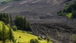 Deslizamiento de glaciar en Suiza sepulta un pueblo y deja un desaparecido y 300 personas sin hogar