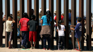 Más de 7.300 denuncias de tráfico de niños migrantes no fueron investigadas bajo Biden