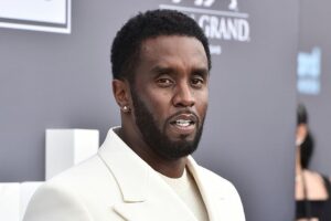 Ex asistente personal de P. Diddy lo acusa de manoseos, sexo oral forzado y violación