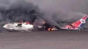 Irán califica como crimen de guerra ataque de Israel contra aeropuerto civil en Yemen