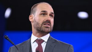 Hijo de Bolsonaro abre la posibilidad de ser candidato a la presidencia de Brasil en 2026