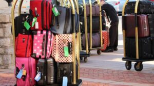 UE estudia imponer el pago por equipaje de mano en aerolíneas, generando división entre consumidores y compañías