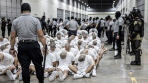 Juez estadounidense falla a favor de venezolanos deportados a El Salvador y ordena revisión legal