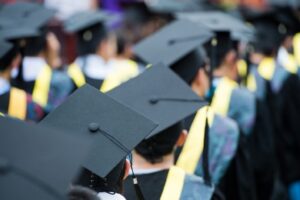 Ministerio de Educación prohíbe paquetes de grado y exige actos de promoción «sencillos»