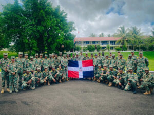 Cadetes dominicanos reciben adiestramiento de combate con instructores franceses