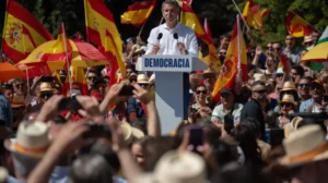 Feijóo se enfrenta a Sánchez ante miles de manifestantes en Madrid: «Ríndase a la democracia y convoque elecciones ya»