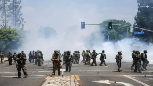 Trump despliega 2.000 soldados en Los Ángeles tras protestas contra redadas; Gobernador califica la medida de «incendiaria»