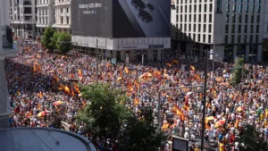 Opositores protestan contra presunta corrupción de Pedro Sánchez en España