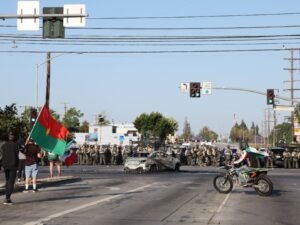 Zar de la frontera amenaza con detener al gobernador de California tras tensos operativos antimigratorios