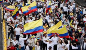 Ciudadanos marchan en Bogotá en respaldo a Miguel Uribe Turbay y contra la violencia política