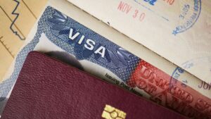 Entran en vigor restricciones de Trump para el ingreso a Estados Unidos desde 19 países