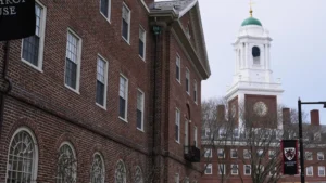 EE.UU. ordena a embajadas reanudar visas para estudiantes de Harvard