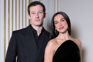 Dua Lipa y Callum Turner se comprometieron