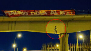Acusados de colgar un muñeco de Vinicius Jr. en un puente de Madrid no irán a prisión