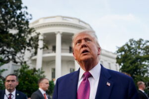 Juez bloquea el plan de Trump para destinar recursos de transporte a medidas antinmigrantes