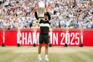Alcaraz conquista su segundo título en Queen’s y llega con fuerza a Wimbledon