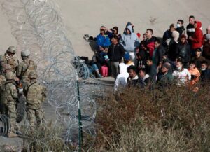 Corte Suprema de EE.UU. autoriza la deportación exprés de migrantes a terceros países