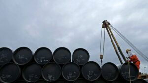 Subida del 2% en el barril de petróleo tras anuncios de recortes de la Opep