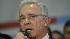 Fiscalía colombiana pide condenar al expresidente Uribe por fraude procesal y soborno
