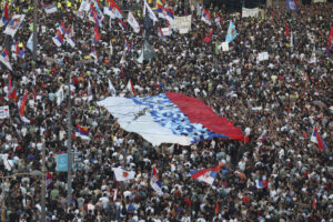 Protestas masivas opositoras paralizan la capital de Serbia 