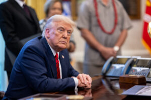 Trump firmó orden ejecutiva para revocar sanciones contra Siria