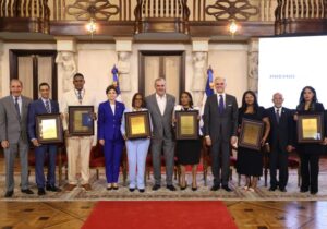 Abinader entrega a tres profesores el Premio a la Excelencia Magisterial 2025