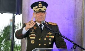 Padrino López: «FANB se mantiene de pie, leal, digna y firme como columna vertebral de la soberanía»