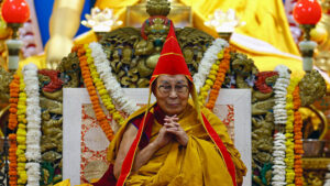Dalái lama cumple 90 años llamando a la paz tras dura semana