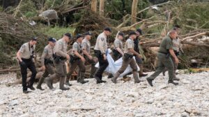 Suben a 78 las víctimas por inundaciones en Texas