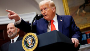 Donald Trump amenaza a los BRICS: «Tratan de destruir al dólar»