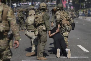 Jueza Federal en EE.UU. ordena parar redadas en California en busca de migrantes