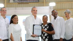 Abinader celebra su cumpleaños entregando títulos de propiedad