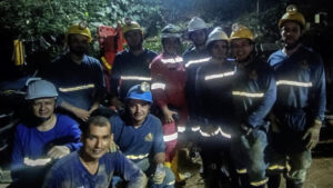 Rescatan a 18 trabajadores atrapados en una mina en Colombia
